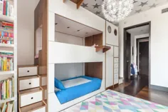 این تختخواب سفری سه نفره با انبار و پله طراحی شده است