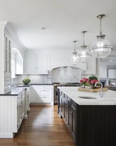 کابینت های سفید با جزیره سیاه - انتقالی - آشپزخانه - بنجامین مور کبوتر سفید