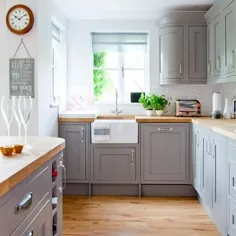 آشپزخانه کشور با کابینت رنگی خاکستری و میز کار چوبی |  خانه ایده آل