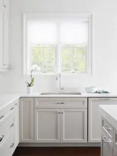 کابینت های شیکر خاکستری کم رنگ با کاشی های براق شیشه ای سفید براق - انتقالی - آشپزخانه - بنیامین مور دود زغال سنگ