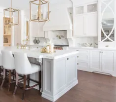 آشپزخانه سفید پر زرق و برق طراحی شده توسط طراح داخلی Bria Hammel