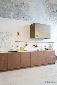 Vtwonen keuken in donker eiken met een gouden kraan en marmer look werkblad (وبلاگ Binti Home)