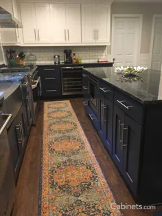آشپزخانه سفید و دریایی با لهجه های رنگی و قفسه های باز - Cabinets.com