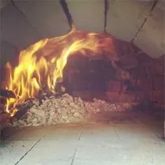 به تازگی ساخت یک اجاق گاز پیتزا با آتش در باغ من تمام شد.