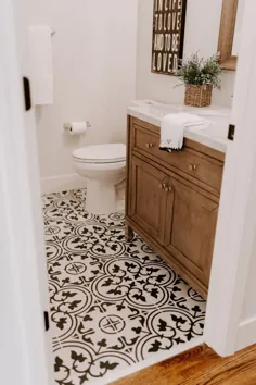 کاشی سیاه و سفید با پوسته گردو در این بازسازی مدرن به سبک مزرعه مدرن کمال است |  خانه در سال 2018 |  Pinterest |  حمام ، حمام ren