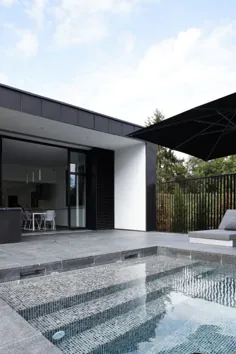 استخر خاکستری: طرح استخر شنای مدرن خاکستری با زیبایی زیبایی سیاه و سفید