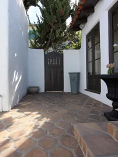 خانه سفید اسپانیایی دارای حیاط مدیترانه ای است