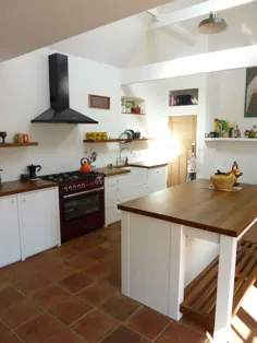 آشپزخانه با زبان و شیار دست ساز توسط مبلمان پیتر هندرسون ، برایتون ، انگلستان