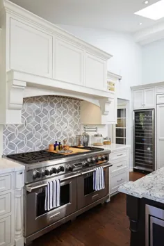 Backsplash کاشی هندسی استعداد مدرن را به آشپزخانه سفید اضافه می کند