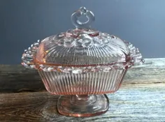 ظرف آب نبات پایه دار توری صورتی شیشه ای ایندیانا ، ظرف آب نبات شیشه ای گلدان ایندیانا ، ظرف آب نبات صورتی ، ظرف آب نبات لبه توری ، شیشه صورتی ، 1960