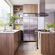 House & Home در اینستاگرام: “ببینید چگونه کابینت های چوبی در این آشپزخانه ها و حمام ها چطور هیجان می زنند.  برای الهام گرفتن از استفاده از بلوط ، گردو و ساج در خود ، روی پیوند موجود در نمایه کلیک کنید ... "