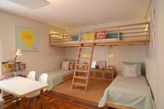 این اتاق خواب دخترانه زیبا با فضای بازی مرتفع طراحی شده است