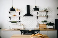 آشپزخانه Loft مدرن اسکاندیناوی با کاشی های سفید و لوازم خانگی سیاه.  اتاق روشن.  داخلی مدرن  تصویر Stock - تصویر خانه ، گلدان: 149032705