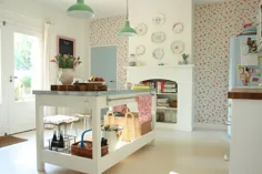 کاغذ دیواری جذابیتی عالی را به آشپزخانه شیک و خنک با رنگ سفید می دهد [از: هالی مردر] - دکوئیست