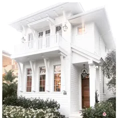 My Tropical Home Journal در اینستاگرام: ”خانه ای زیبا به سبک ساحلی سفید.  خیلی کلاسیک  خط سقف را خیلی خوب نمی بینم اما با فرض اینکه کمی لگن است و یک دره دارد ... "