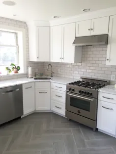 آشپزخانه خاکستری و سفید با کاشی مترو Backsplash در مشک