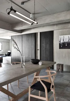 قلب آرام از فولاد: یک اقامتگاه خانوادگی با فضای داخلی صنعتی و سبک خاکستری بی رنگ