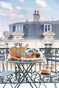 بالکن پاریس با میز و صندلی عکس