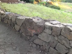 چگونه می توان یک دیوار سنگی ایستاده یا نگهدارنده بدون سنگ انباشته شده طبیعی را ساخت