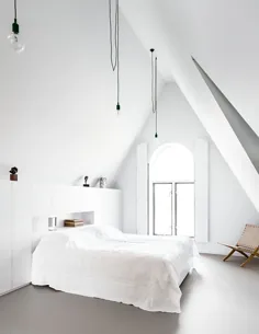 اتاق خواب سفید آرام با سقف شیب دار