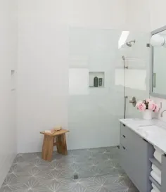 حمام مستر سفید و خاکستری با کاشی سیمانی فروشگاه Starburst Hex خاکستری طبیعی - معاصر - حمام