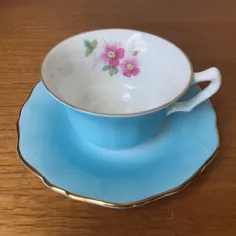 جام چای آبی و نعلبکی توسط Crown Staffordshire Floral Bone |  اتسی