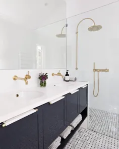 پست اینستاگرامی Houzz Australia: "لهجه های طلا بهترین بار برای این حمام مجلل است.  طراحی:smartstylebathrooms تأمین کنندگان شامل: ظروف چوبی از... "