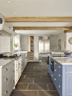 آشپزخانه به سبک شاکر کلاسیک ، با رنگ آبی و خاکستری با یخچال ، فریزر و فروشگاه نوشیدنی Sub Zero به پایان رسید