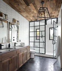 حمام مجلل صنعتی به سبک مزرعه زیبا با کاشی های کف خاکستری شش ضلعی.  سقف چوبی و فضای دوش دوست داشتنی قاب تیره - دکوئیست