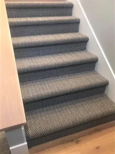 پله هایی با فرش طرح دار