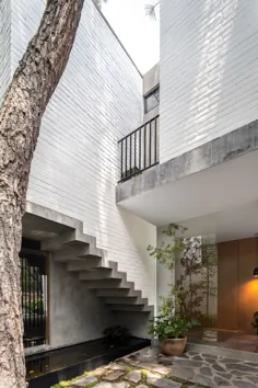 دیوارهای آجری سفید با پوشش درختان و پاسیوها Casa RA را در مکزیک تشکیل می دهند