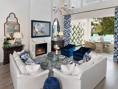دکوراسیون اتاق نشیمن انتقالی زیبا به رنگ آبی و سفید با مبل سفید و صندلی های مخملی آبی