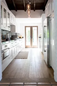 آشپزخانه گالی با سقف تخته رنگ آمیزی تیره - انتقالی - آشپزخانه
