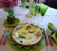 ظروف مدرن و رنگارنگ برای تزئین میز ناهار خوری به سبک غریب