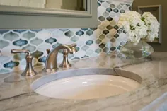 Backsplash رنگارنگ حمام سنتی به روز شده را با صفحات آشپزخانه و سنگ مرمر روشن می کند