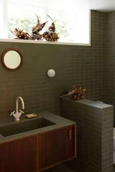حمام هفته: دو نوسازی حمام با کاشی سبز پررنگ در اوکلند - Remodelista