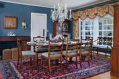 اتاق ناهار خوری بی انتها و رسمی با فرش سنتی ، میز آرایی و لوستر