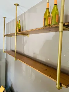 قفسه بندی قفسه چوبی لوله های صنعتی ، برای آشپزخانه نوار صنعتی لوله های برنجی طلایی رنگ شده قفسه ها گزینه سفارشی سازی