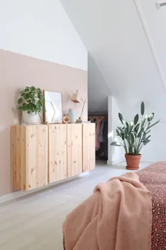 Ein romantisches Schlafzimmer mit Rosatönen، Pflanzen und dem Ivar-Schrank.  - وبلاگ من - وبلاگ من