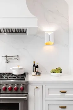 Aerin Selfoss Wall Sconce on Marble lIke Quartz Backsplash - انتقالی - آشپزخانه