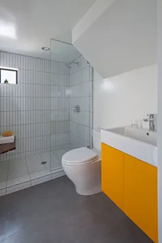 یک آپارتمان خرد با پالت رنگ خاکستری و زرد