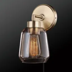 Globe Electric Salma 1-Light Matse Brass Plug-in or Hardwire Wall Sconce با دود شیشه کهربا دودی و خط روشن / خاموش سوئیچ -51715 - انبار خانه