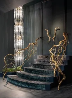 Schöner، eleganter Treppenaufgang mit kunstvollem Messing-Treppengeländer