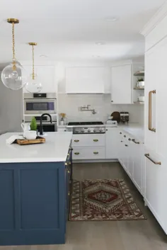 15 آشپزخانه زرق و برق دار سفید با جزایر رنگی |  مسکن مبارک