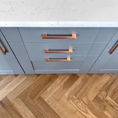 آشپزخانه خاکستری خاکستری فیرفورد با دسته های مسی
