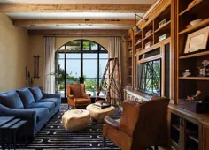 اتاق خانواده و کتابخانه منزل با دیوارهای بافت دار و تیرهای سقفی چوبی نمایان - Decoist