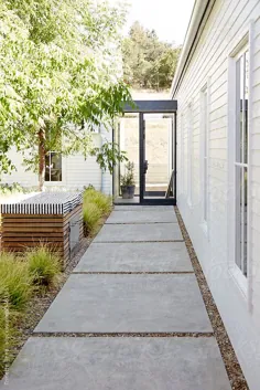پیاده رو در حیاط بیرونی خانه با طراحی مدرن توسط ترینت رید