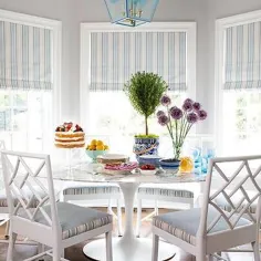 فانوس آبی در پنجره خلیج گوشه صبحانه - انتقالی - اتاق ناهار خوری