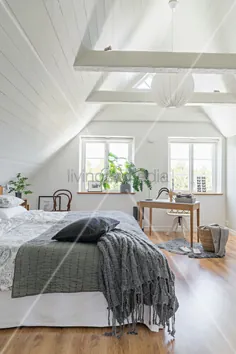 اتاق خواب اتاق زیر شیروانی با روکش چوب سفید - خرید تصویر