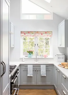 تغییر شکل آشپزخانه گالی با کابینت های آبی کم رنگ ، فانوس سقف و کف پارکت